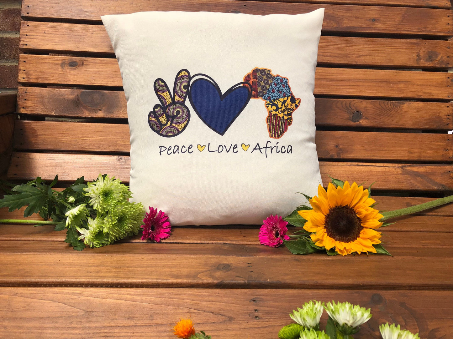 Cushion cover with a unique “Peace Love Africa” design. Plush white deluxe 'soft feel' scatter cushion. ( 40x40cm )
