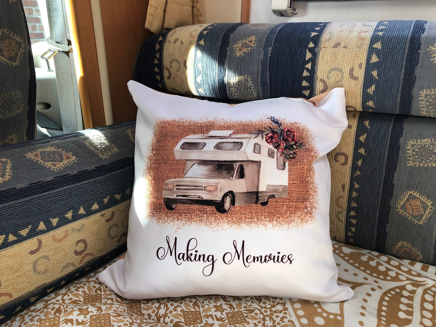 Making Memories Motorhome Campervan Caravan USA / United Kingdom Tree - Plush white deluxe 'soft feel' scatter cushion. ( 40x40cm )